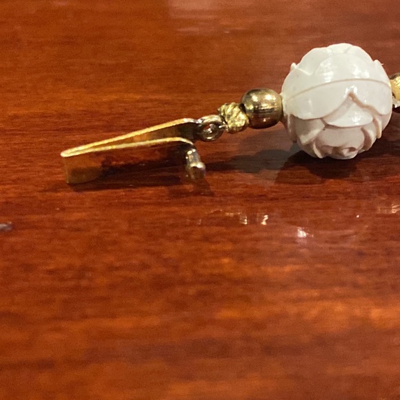 1950’s Carved  Celluloid Roses Necklace - Picture 7 of 8